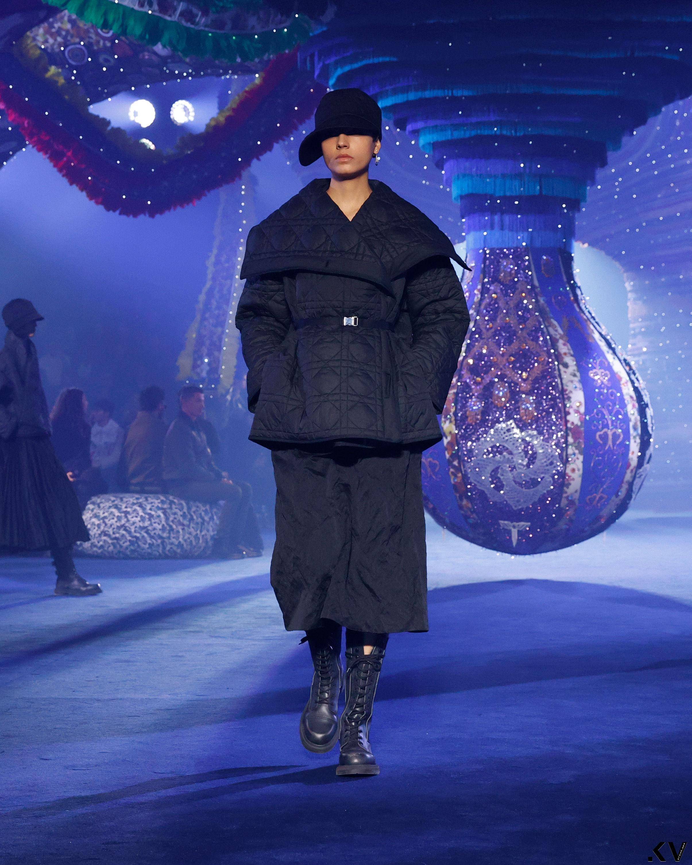 巴黎时装周／Jisoo变身一道紫光看DIOR秀　同框莎莉赛隆“被保护” 时尚穿搭 图12张